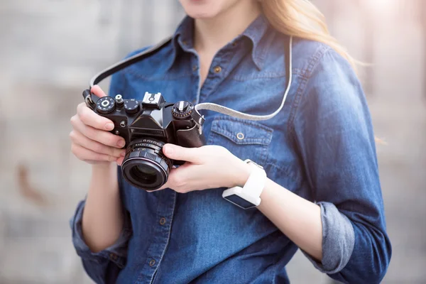 Jovem mulher moderna usando tecnologias — Fotografia de Stock