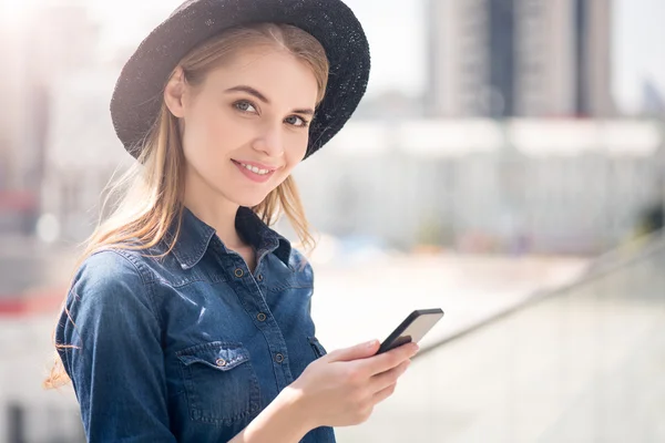 Moderne jonge vrouw die technologieën gebruikt — Stockfoto