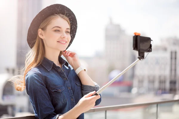 Modern ung kvinna som använder teknik — Stockfoto