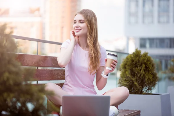 Moderne jonge vrouw die technologieën gebruikt — Stockfoto