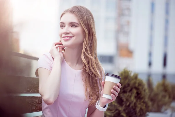 Mujer joven moderna utilizando tecnologías — Foto de Stock