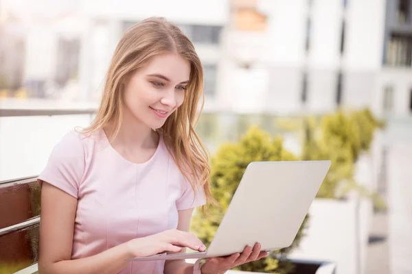 Jovem mulher moderna usando tecnologias — Fotografia de Stock