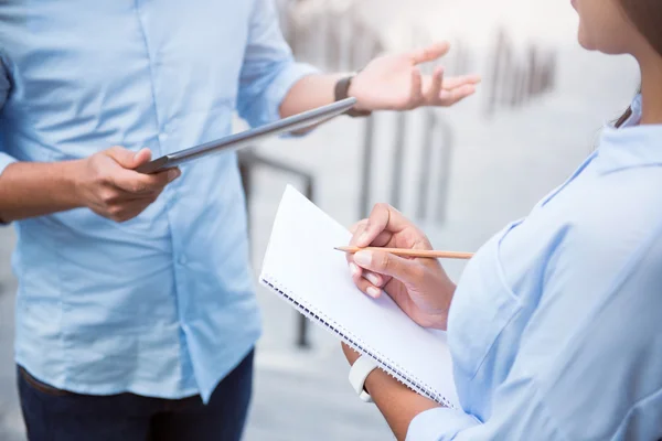 Moderne junge Geschäftsleute — Stockfoto