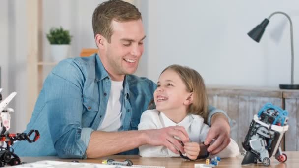 Pai positivo e sua filha descansando juntos — Vídeo de Stock