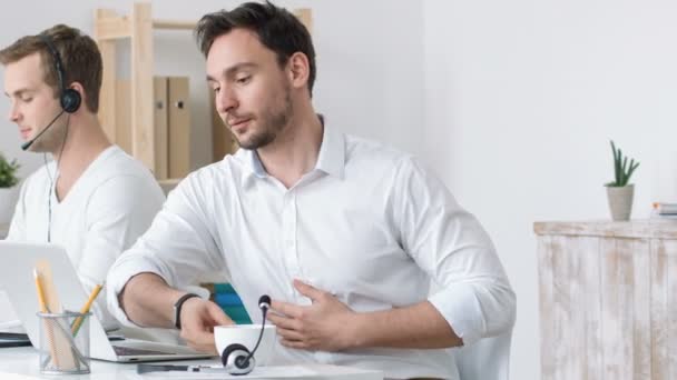 Agradable hombre encantado trabajando en la mesa — Vídeos de Stock