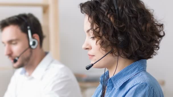 Femme souriante joyeuse qui travaille dans le bureau — Video