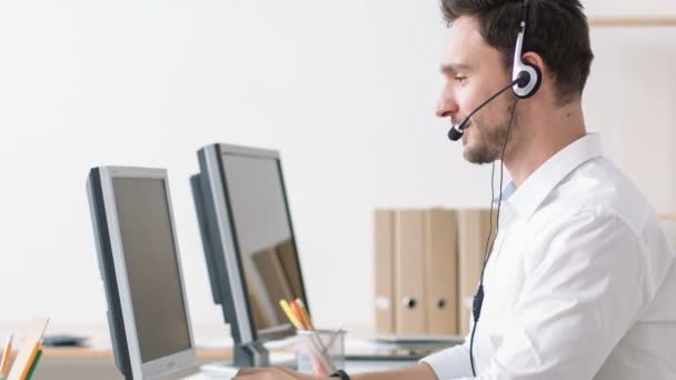 Оператор колл центра. Техническая поддержка. Оператор колл центра. Колл центр. Колл центр мужчина.