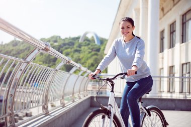 Bir dinlenme motora sahip kadın