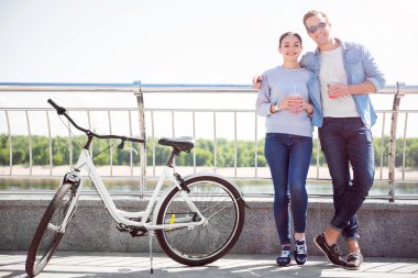 Gülümseyen iki içki içiyorum