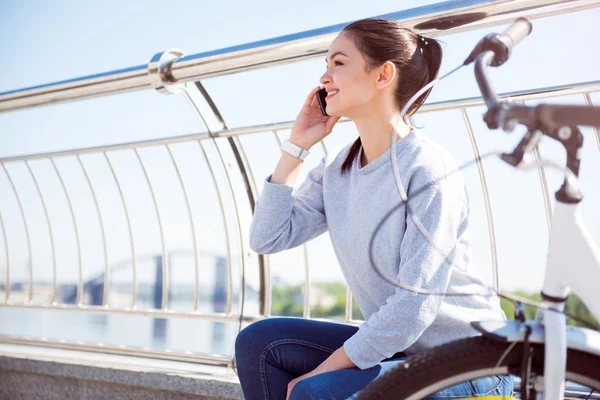 Mujer hablando en el teléfono móvil — Foto de Stock