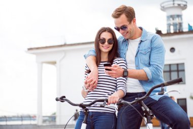 Akıllı telefona bakan çift.