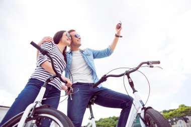 Erkek ve kadın bir selfie yapma