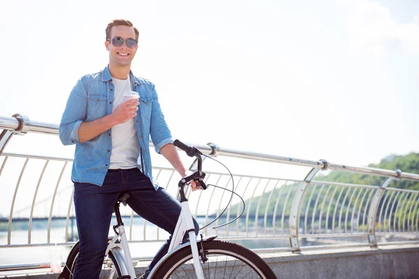 Hombre sonriente en la bicicleta — Foto de Stock