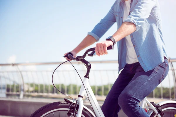 Man rijdt op een fiets — Stockfoto