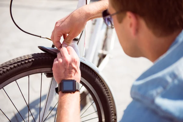 Jeune homme réparer son vélo — Photo