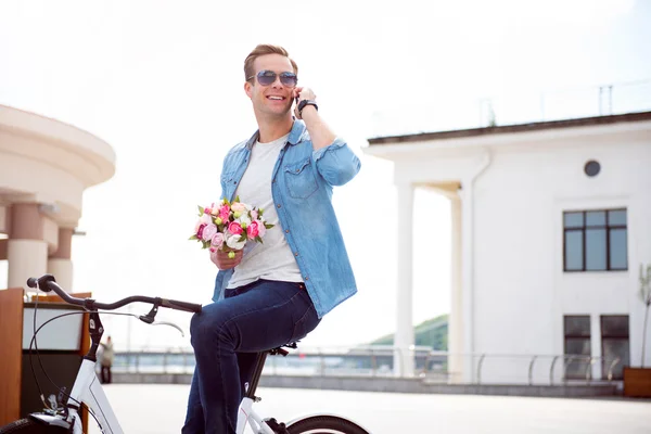 Mann telefoniert — Stockfoto