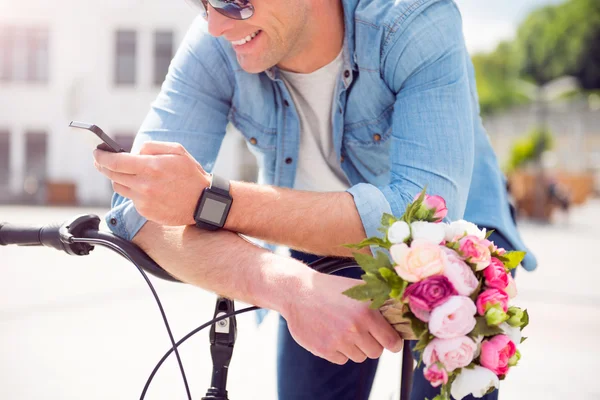 : Mann schaut auf sein Smartphone — Stockfoto