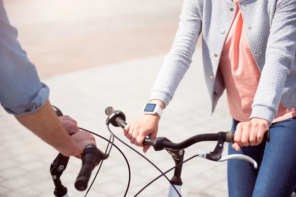 Hombre y mujer sosteniendo asas de bicicletas — Foto de Stock