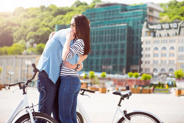 Hombre abrazando a una mujer joven — Foto de Stock