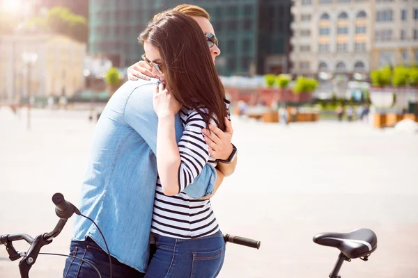 Pareja joven abrazándose en la ciudad —  Fotos de Stock