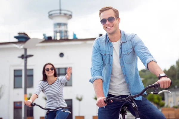 Hombre en bicicleta de pie mirando a la cámara — Foto de Stock