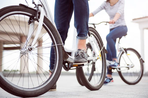 Man and woman meeting on bikes — Stock Photo, Image