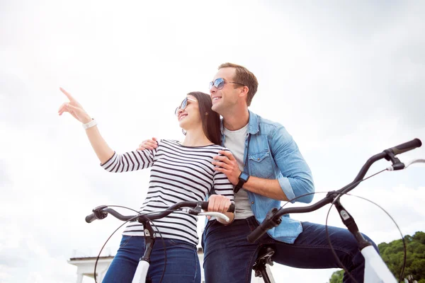 Pareja mirando en la misma dirección — Foto de Stock