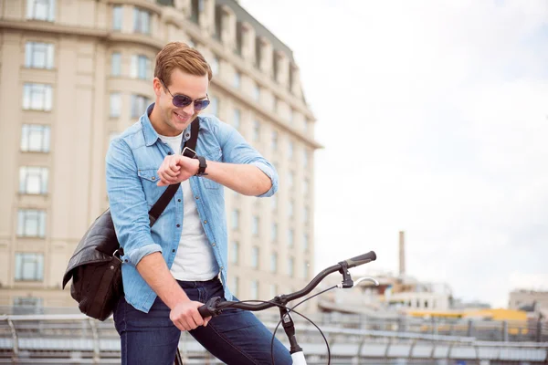 Homme regardant sa montre en attendant — Photo