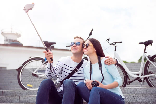 Pareja joven haciendo una selfie — Foto de Stock