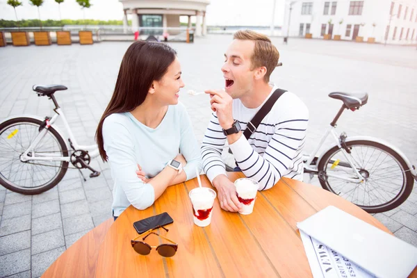 Man och kvinna sitter vid bord — Stockfoto