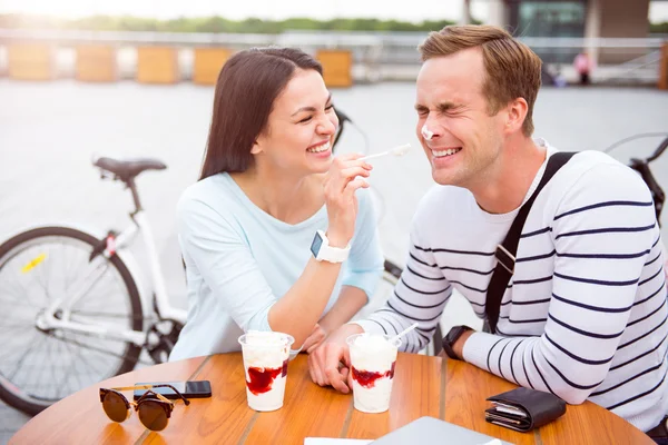 Uomo e donna ridono ad alta voce — Foto Stock