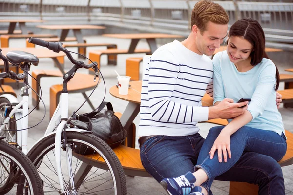 Hombre y mujer mirando el teléfono inteligente — Foto de Stock