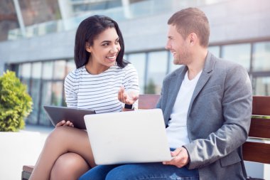 neşeli genç insanlar