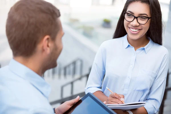 Moderne junge Geschäftsleute — Stockfoto