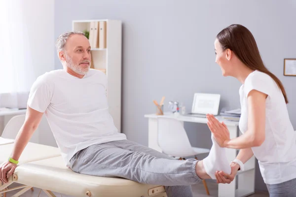 Fisioterapia reabilitação moderna — Fotografia de Stock