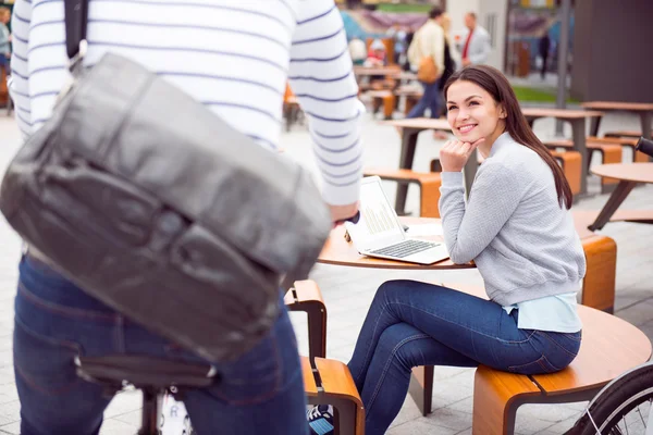 Mujer pensativa mirando al hombre —  Fotos de Stock