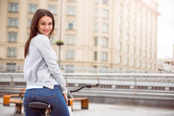 Mujer bonita mirando a la cámara — Foto de Stock