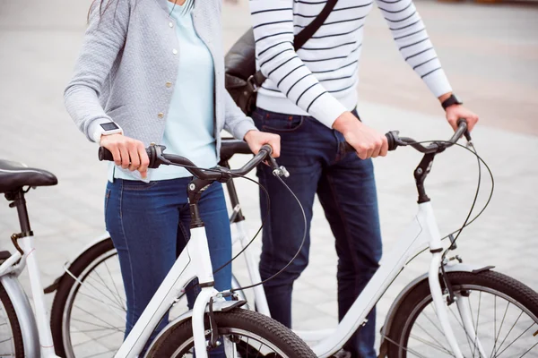 Pareja teniendo una cita en bicicletas — Foto de Stock