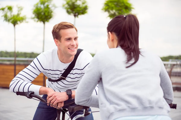 Junges Paar stützt sich auf die Fahrräder — Stockfoto