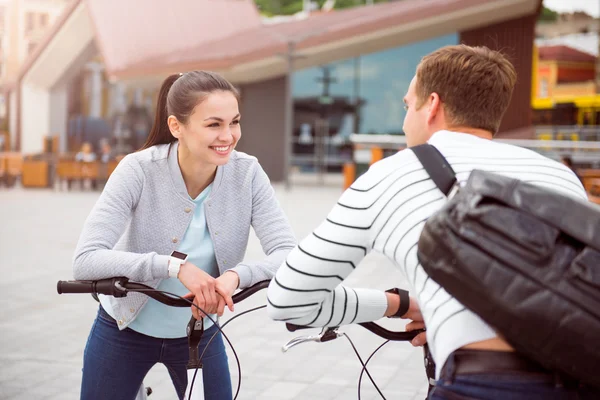 Ungt par lutande på cyklar — Stockfoto