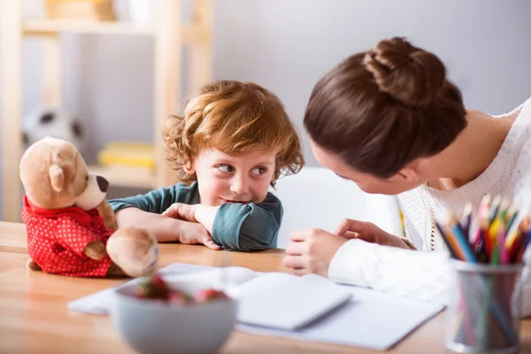 Mujer mirando a su hijo — Foto de Stock