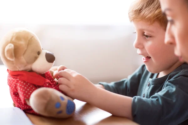 Niño vistiendo oso de peluche —  Fotos de Stock