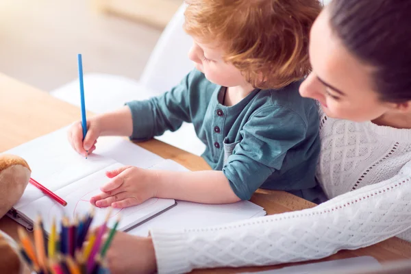 Mãe e um menino desenho — Fotografia de Stock