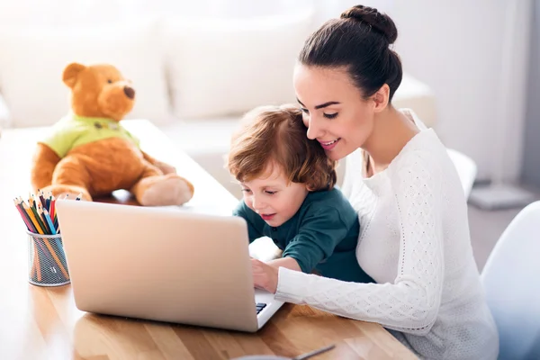 Mère et enfant utilisant un ordinateur portable — Photo
