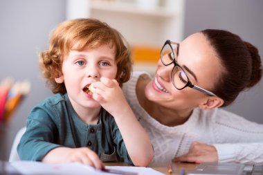 Çocuk yemek ve gözü üstünde anne