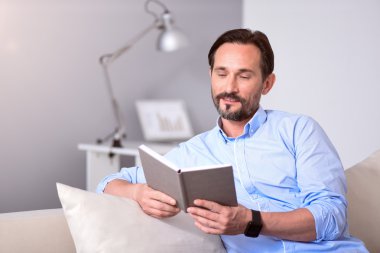 Kitaba oturma sırasında görünen adam