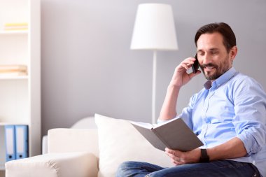 Evet ve kitap tutan adam