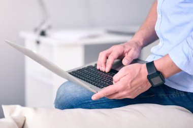 Resmi el dizüstü bilgisayar kullanarak