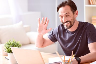 dizüstü bilgisayarda chat yapan adam