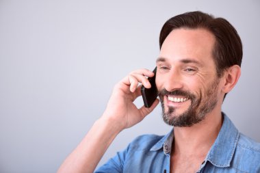 Evet ve gülümseyen bir adam